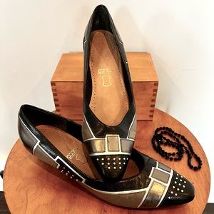 Vintage 1980-90s leather low heel pumps. Black+silver  with stud detailing. US 8